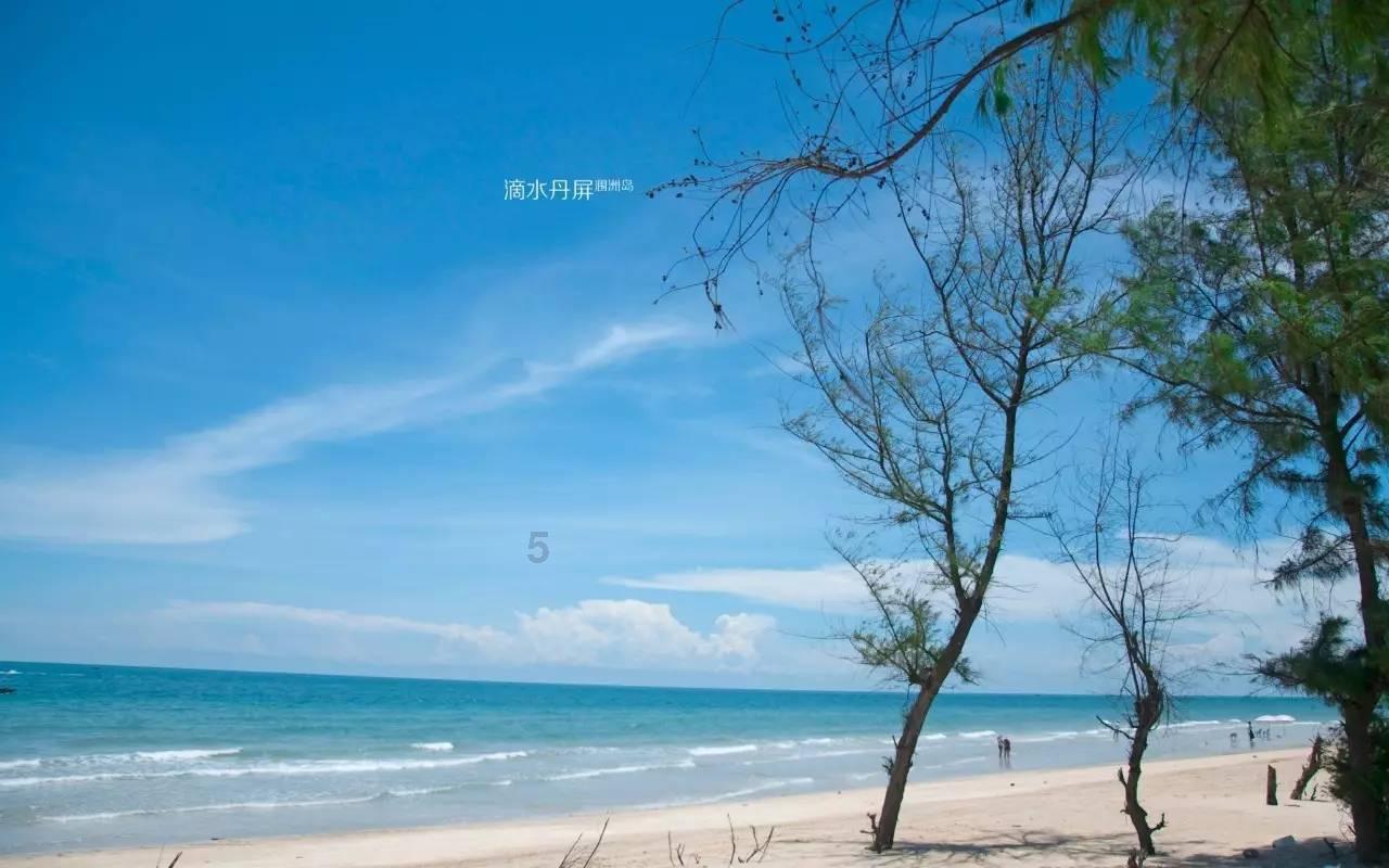 浇花的漂亮女孩