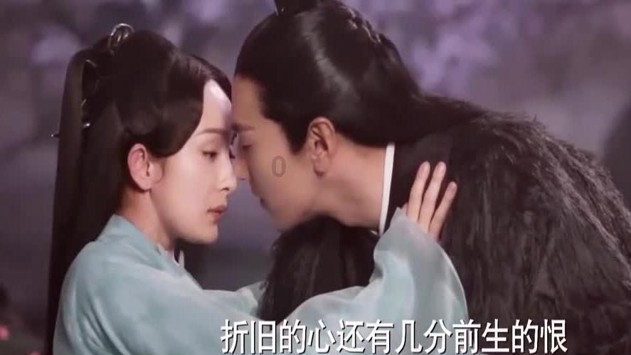 半挂车服务区内自燃 厨师长拎灭火器救火