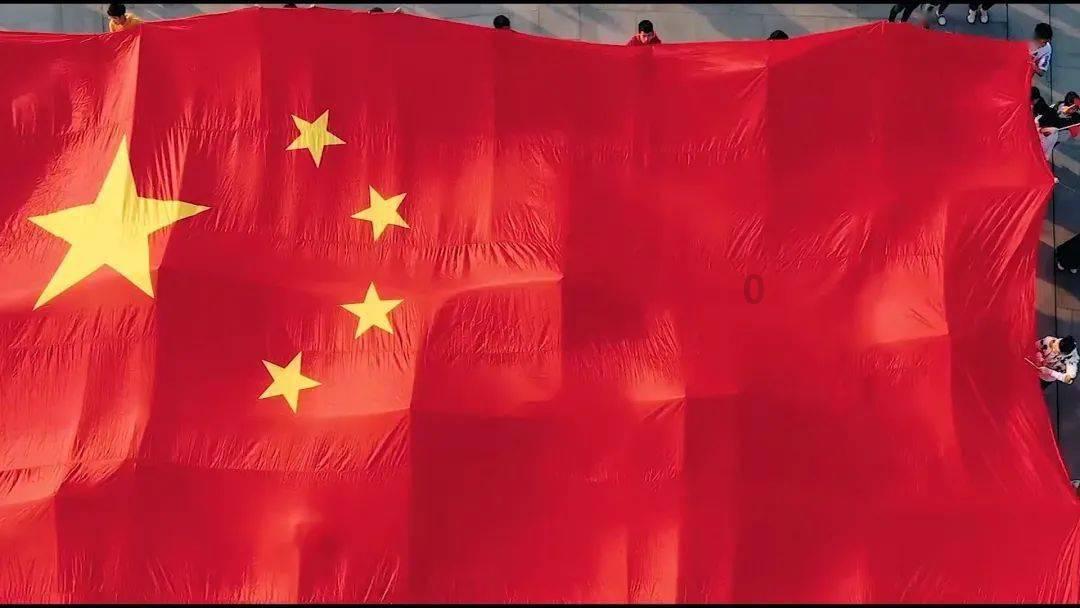 非洲友人桂林农家打糍粑喝油茶 沉浸式体验乡村年味