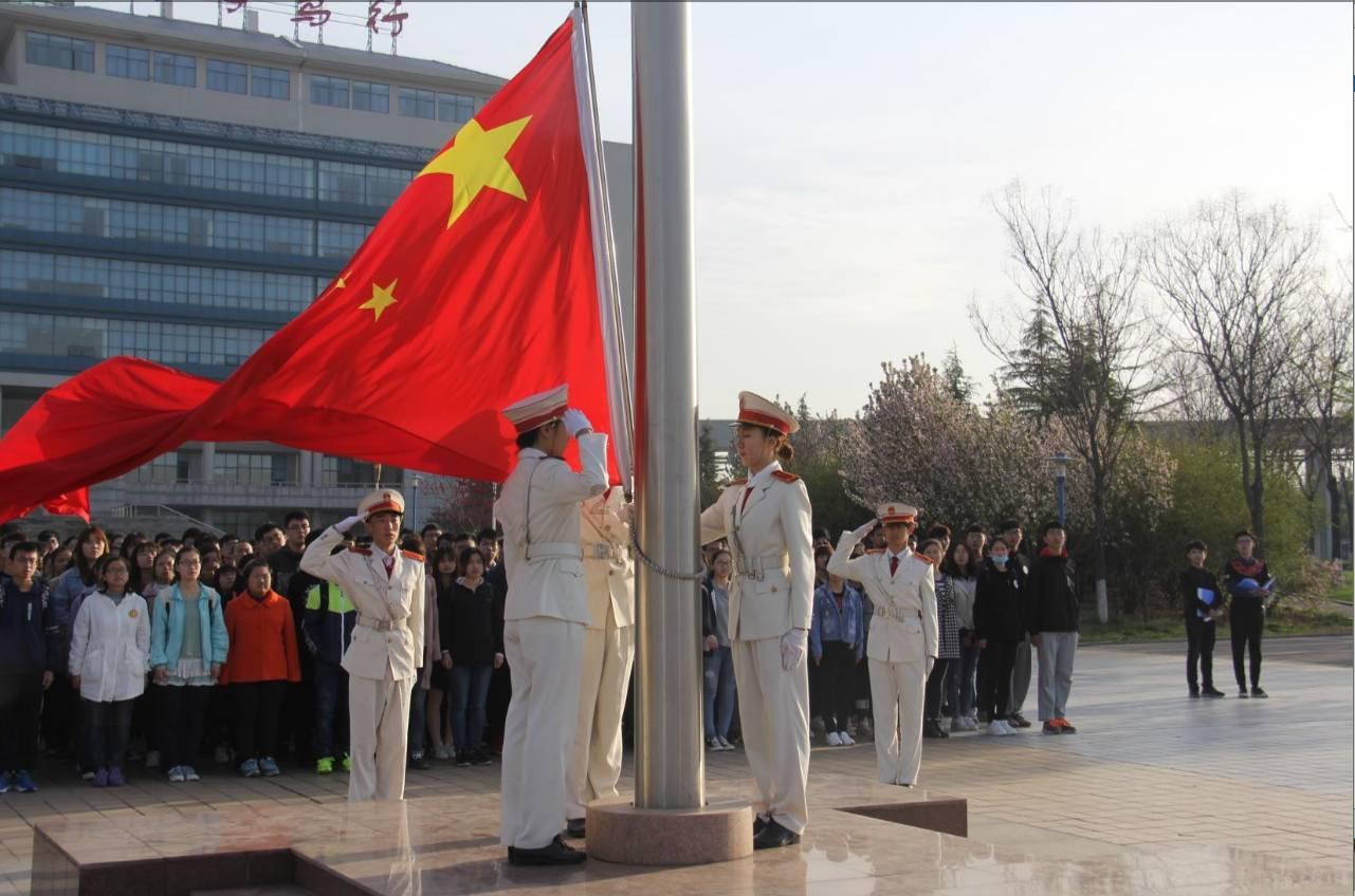 逃离残破的船只