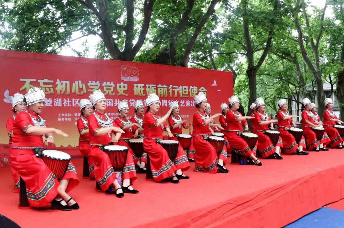黑色拼接上衣搭配破洞牛仔裤，时尚个性的穿搭你会不会心动？游戏画面