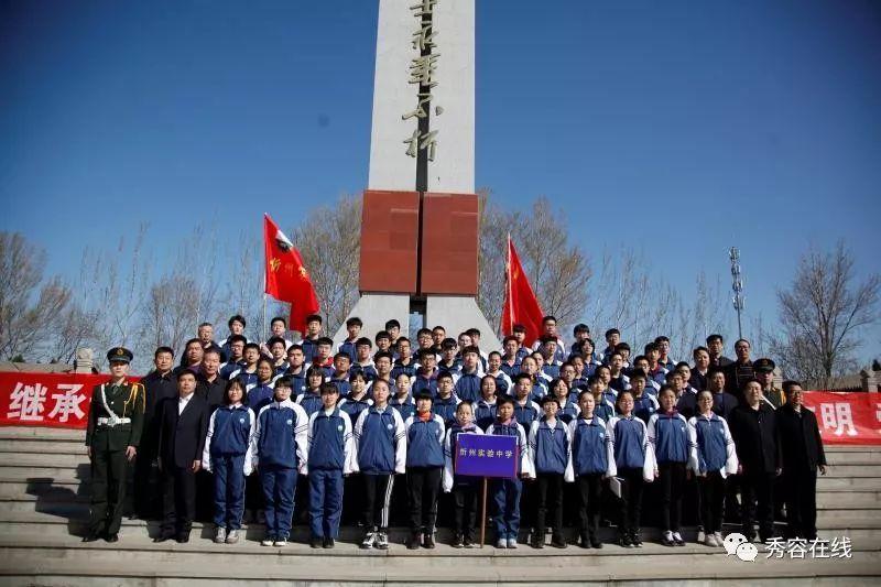 网红挑战“超辣”火鸡面，嘴巴都吃肿了，网友看后：差点信了！